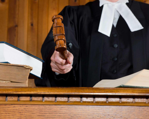 Молоток правосудия: гражданка требует расторжение договора с ООО «Ваш Юрист»