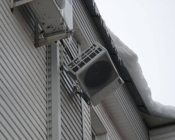 Рухнувший снег с крыши повредил кондиционер ульяновца. Рассказываем, кто возместил ущерб