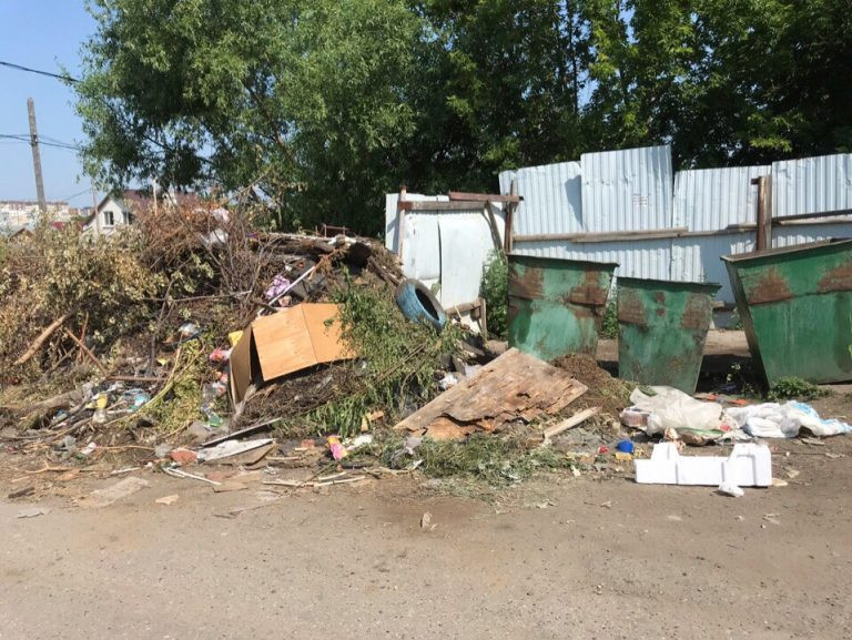 Железнодорожный район утопает в мусоре, пока чиновники не могут поделить ответственность