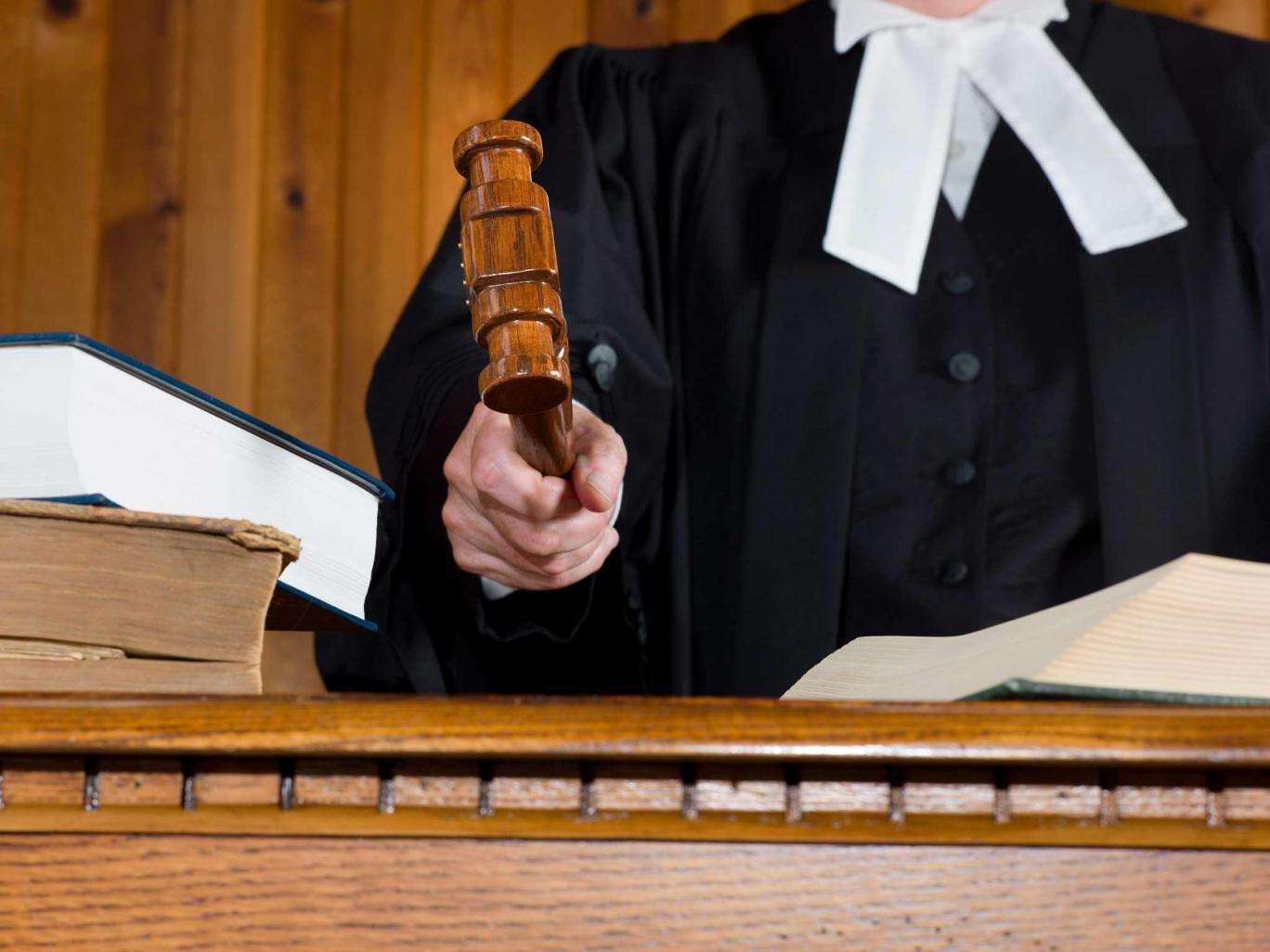 Молоток правосудия: гражданка требует расторжение договора с ООО «Ваш Юрист»
