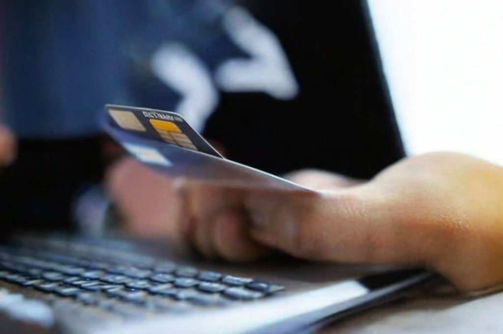 Принят закон, защищающий права потребителей при оплате онлайн-подписок. Теперь онлайн-сервисы не смогут автоматически списывать деньги с банковских карт, от которых пользователь ранее отказался.